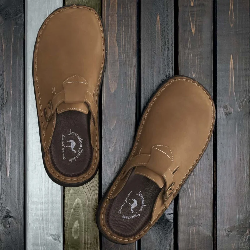 Men's sandals with a flexible sole for easy movementSawyer - Leather Clog-Toe Sandal | Tan Nubuck Men's sandals with a flexible sole for easy movementSawyer - Leather Clog-Toe Sandal | Tan Nubuck