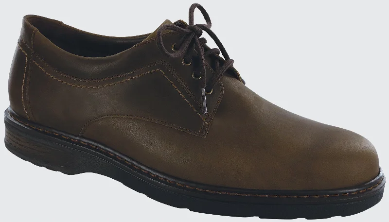 Men's Oxfords with a lace - up closure and a narrow fit SAS Aden