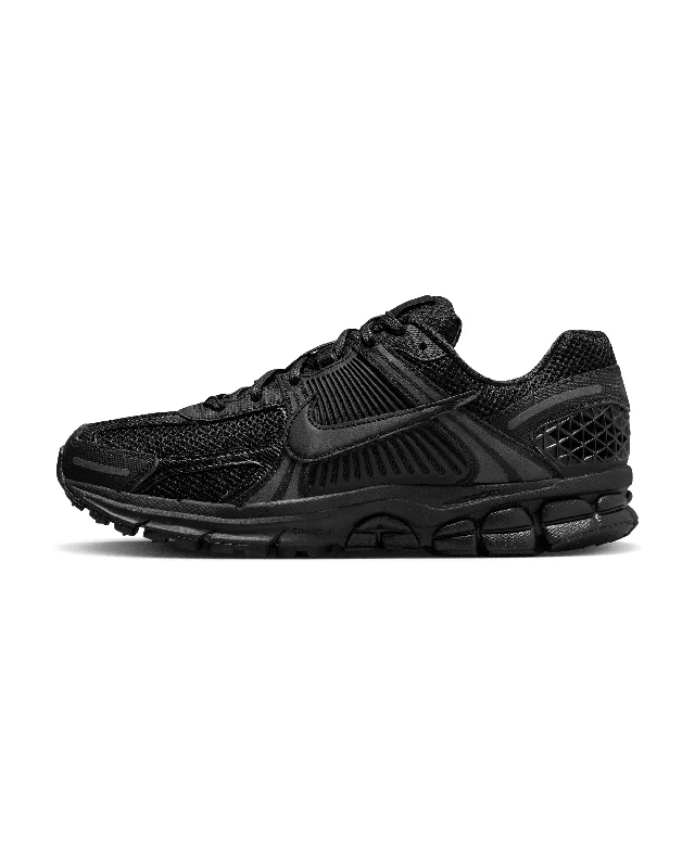 Men's breathable mesh running sneakers with reflective detailsNIKE ZOOM VOMERO 5 - BLACK / BLACK Men's breathable mesh running sneakers with reflective detailsNIKE ZOOM VOMERO 5 - BLACK / BLACK